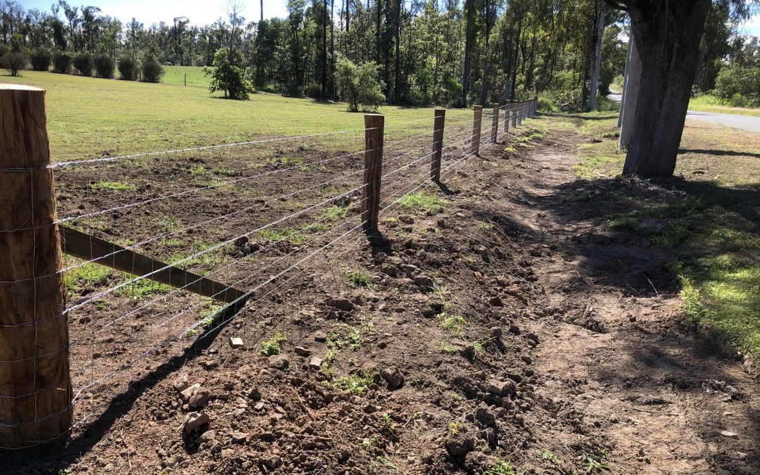 Yellow stringy Split post fence